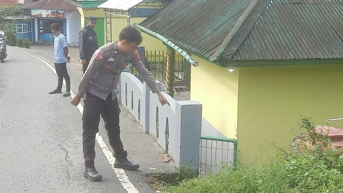 Seorang pemotor pria bernama Ahmad Nukuhehe (29) tewas usai menabrak pagar rumah warga di Jalan Y Syaranamual, Kota Ambon, Maluku.