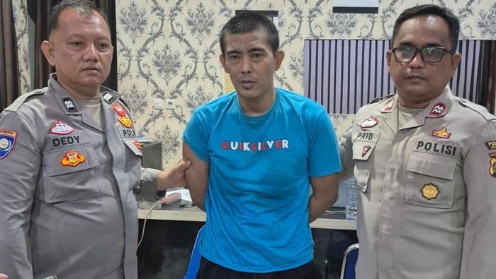 Pelaku Jauhari yang bunuh ibu kandungnya di OKU Timur saat diamankan di polisi
