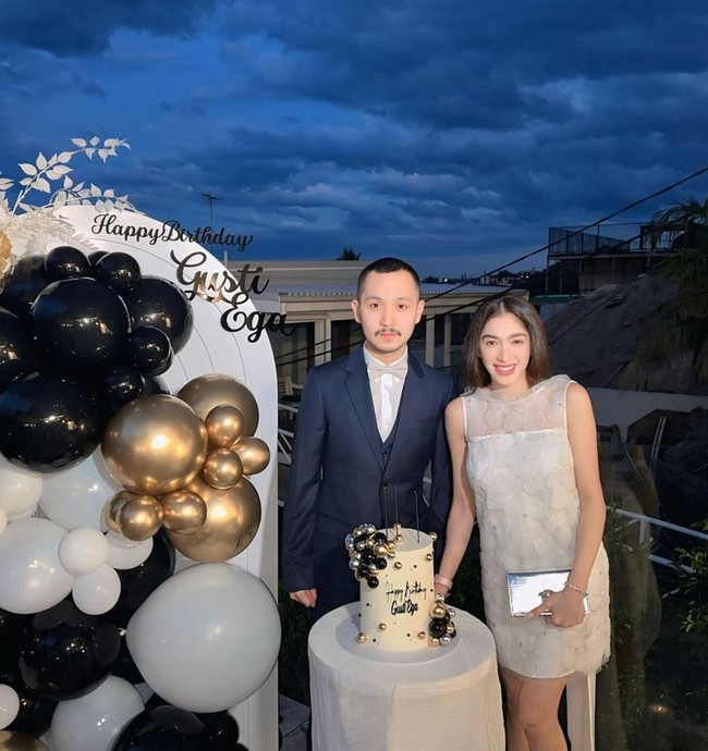 Gusti Ega baru saja berulang tahun yang ke-34. Di hari spesialnya itu Angeel terlihat turut hadir dan setia mendampingi Gusti Ega. Foto: Instagram/@gustiega/@realangelkaramoy/@lndjalil