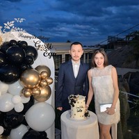 Gusti Ega baru saja berulang tahun yang ke-34. Di hari spesialnya itu Angeel terlihat turut hadir dan setia mendampingi Gusti Ega. Foto: Instagram/@gustiega/@realangelkaramoy/@lndjalil