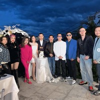 Kenakan mini dress berwarna putih, Angel tampil cantik dengan riasan natural dan rambut yang dibiarkan terurai. Ia tampak berpose bersama para sahabat Gusti Ega yang turut hadir. Foto: Instagram/@gustiega/@realangelkaramoy/@lndjalil