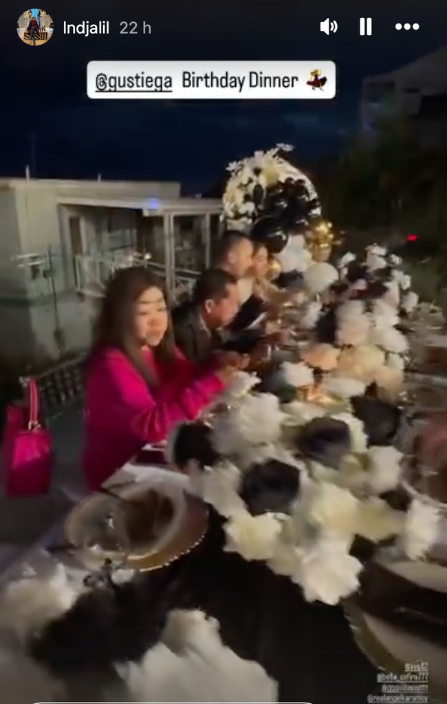 Angel tampaknya juga sudah dekat dengan para sahabat Gusti Ega. Saat maka-makan bersama, Angel yang duduk di sebelah Gusti tampak ikut mengobrol bersama rekan-rekan Gusti. Foto: Instagram/@gustiega/@realangelkaramoy/@lndjalil