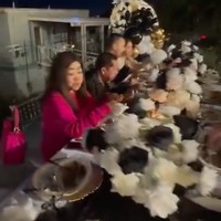 Angel tampaknya juga sudah dekat dengan para sahabat Gusti Ega. Saat maka-makan bersama, Angel yang duduk di sebelah Gusti tampak ikut mengobrol bersama rekan-rekan Gusti. Foto: Instagram/@gustiega/@realangelkaramoy/@lndjalil