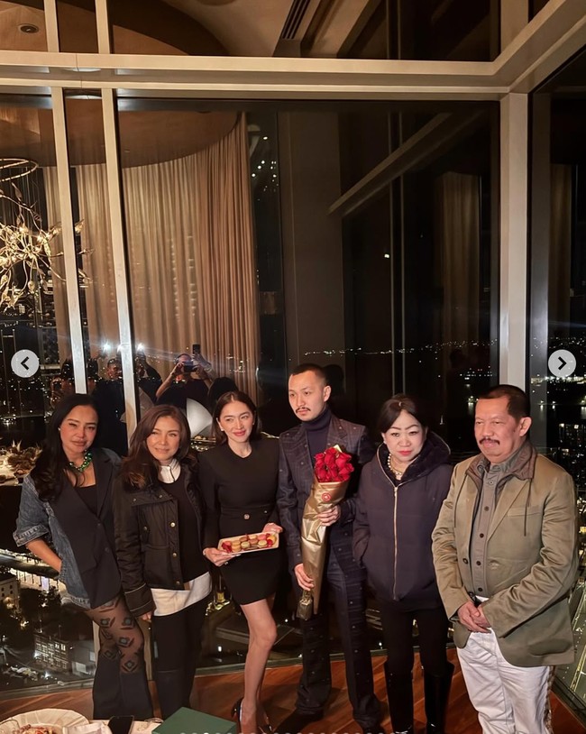 Di acara makan malam perayaan ulang tahun Gusti Ega di Australia, Angel juga tampak setia mendampingi. Angel tampil cantik kenakan dress hitam pendek berlengan panjang yang senada dengan Gusti Ega. Foto: Instagram/@gustiega/@realangelkaramoy/@lndjalil