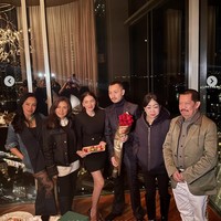 Di acara makan malam perayaan ulang tahun Gusti Ega di Australia, Angel juga tampak setia mendampingi. Angel tampil cantik kenakan dress hitam pendek berlengan panjang yang senada dengan Gusti Ega. Foto: Instagram/@gustiega/@realangelkaramoy/@lndjalil