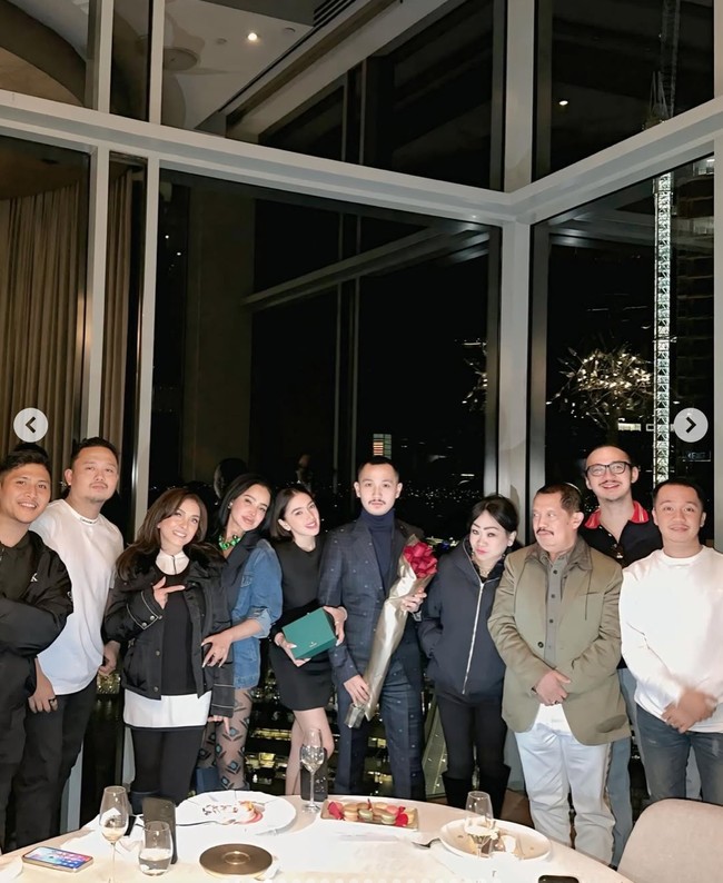 Berdiri di sebelah Gusti Ega, Angel tampak merangkul tangan Gusti Ega sambil membawa kotak hijau jam tangan mewah Rolex. Sayangnya hingga kini Gusti Ega maupun Angel belum memberi penjelasan terkait hubungan mereka. Foto: Instagram/@gustiega/@realangelkaramoy/@lndjalil