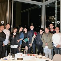 Berdiri di sebelah Gusti Ega, Angel tampak merangkul tangan Gusti Ega sambil membawa kotak hijau jam tangan mewah Rolex. Sayangnya hingga kini Gusti Ega maupun Angel belum memberi penjelasan terkait hubungan mereka. Foto: Instagram/@gustiega/@realangelkaramoy/@lndjalil