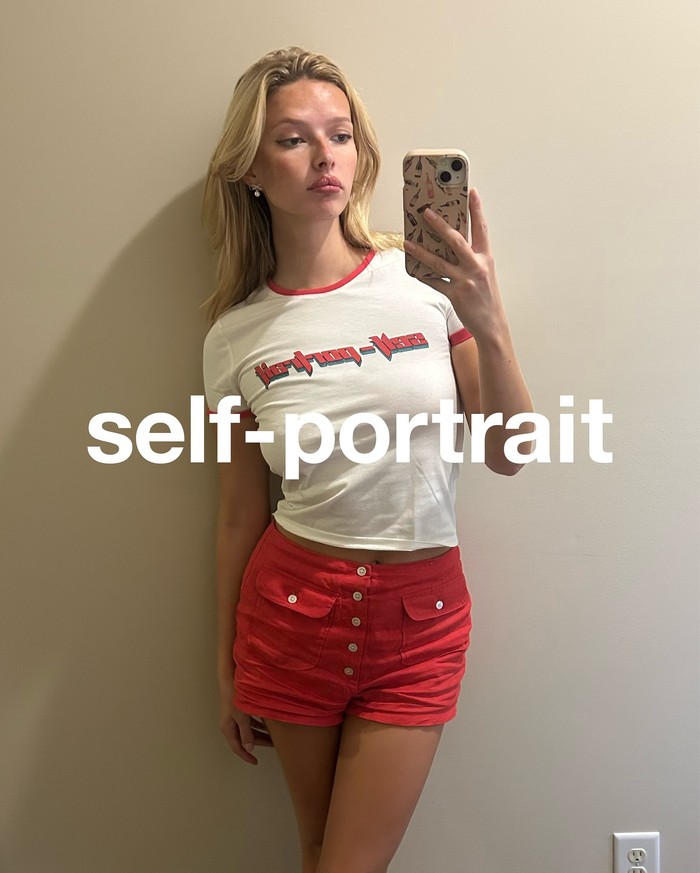 Apple Martin Jadi Model Self-Portrait