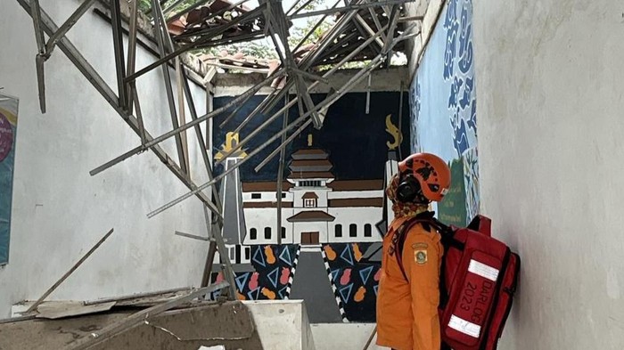 Atap sekolah di Bogor ambruk.