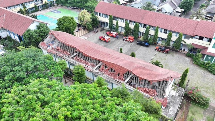 Atap Sekolah SMKN 1 Cileungsi Ambruk