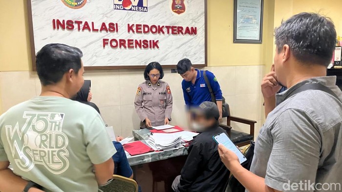 Ayah Tiara saat penyerahan jenazah putrinya korban mutilasi pacar