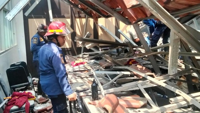 Bangunan di SMKN 1 Cileungsi ambruk.