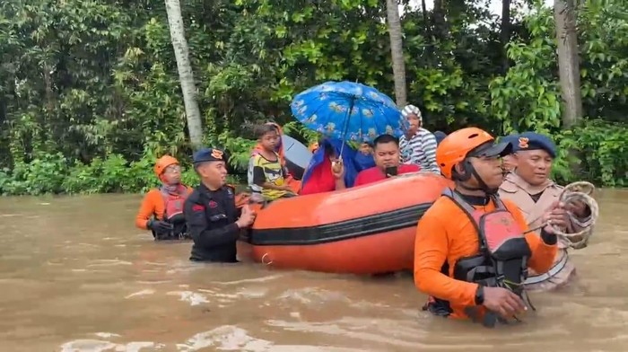 Banjir dan Longsor Terjang Bali, Polri Bantu Evakuasi Warga Terdampak (Dokumentasi Polri).