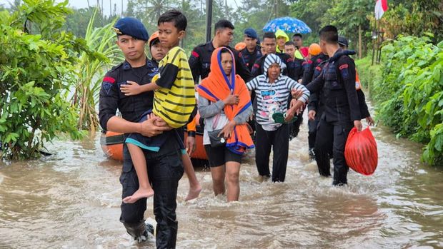 Banjir dan Longsor Terjang Bali, Polri Bantu Evakuasi Warga Terdampak (Dokumentasi Polri).