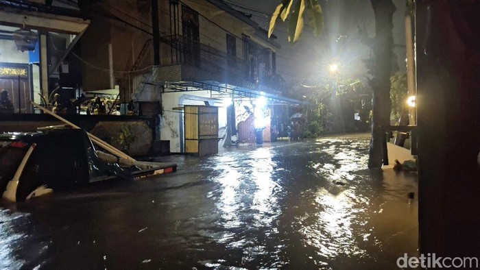 Air membanjiri salah satu gang di Jalan Kebo Iwa Selatan, Denpasar sejak Rabu (10/9/2025) dini hari. (Fabiola Dianira)