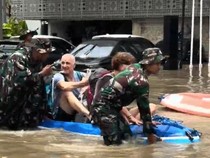 Video: Banjir di Bali, Turis Dievakuasi Naik Perahu Karet