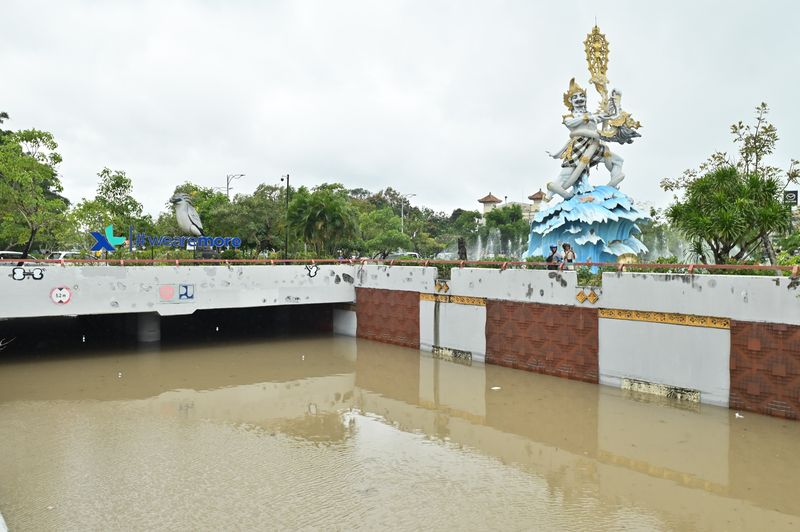Warga melihat banjir yang menggenangi kawasan Underpass Simpang Dewa Ruci, Kuta, Badung, Bali, Rabu (10/9/2025). Hujan yang mengguyur wilayah Bali sejak Selasa (9/9) mengakibatkan banjir di berbagai titik dengan ketinggian air yang bervariasi hingga mencapai 1,5 meter. ANTARA FOTO/Fikri Yusuf/nym,.
