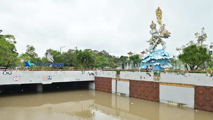 Warga melihat banjir yang menggenangi kawasan Underpass Simpang Dewa Ruci, Kuta, Badung, Bali, Rabu (10/9/2025). Hujan yang mengguyur wilayah Bali sejak Selasa (9/9) mengakibatkan banjir di berbagai titik dengan ketinggian air yang bervariasi hingga mencapai 1,5 meter. ANTARA FOTO/Fikri Yusuf/nym,.