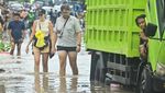 Momen Bule Terobos Banjir Hebat di Pulau Dewata
