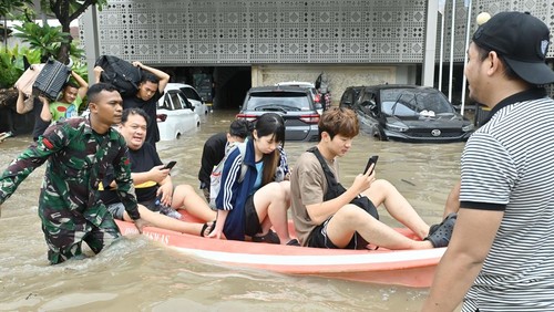 Petugas mengevakuasi wisatawan mancanegara yang terjebak banjir di kawasan Kuta, Badung, Bali, Rabu (10/9/2025). Sejumlah wisatawan mancanegara dievakuasi petugas dari sejumlah lokasi di kawasan pariwisata itu karena terendam banjir yang disebabkan hujan yang mengguyur wilayah Bali sejak Selasa (9/9). ANTARA FOTO/Fikri Yusuf/nym.