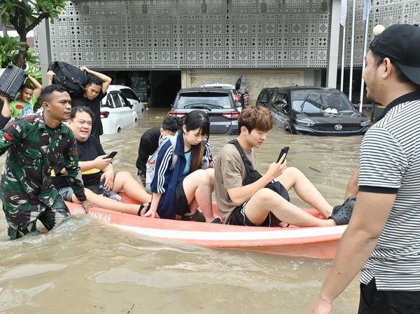 Momen Bule Terobos Banjir Hebat di Pulau Dewata