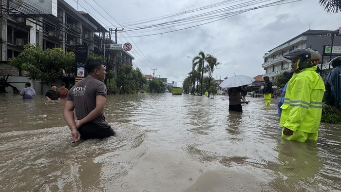 Banjir di sekitar Simpang Dewa Ruci, Badung, Bali. (I Nyoman Adhisthaya Sawitra/detikBali)