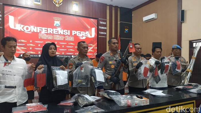 Barang bukti senapan angin yang digunakan perusuh di Polres Blitar Kota