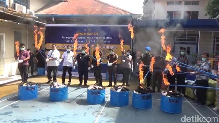 Bea Cukai Makassar musnahkan barang impor ilegal.