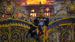 Jolly Roger Berkibar di Tengah Kobaran Api Gedung DPR Nepal
