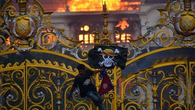 Jolly Roger Berkibar di Tengah Kobaran Api Gedung DPR Nepal