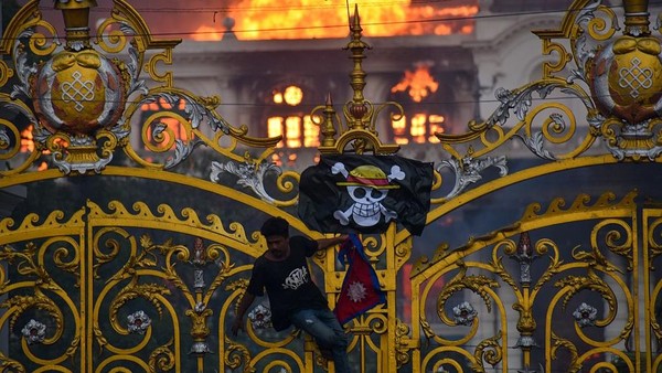 Jolly Roger Berkibar di Tengah Kobaran Api Gedung DPR Nepal