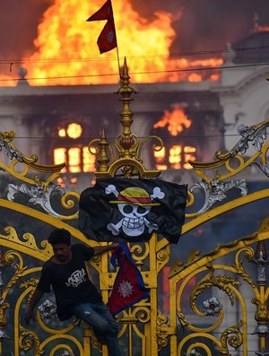 Jolly Roger Berkibar di Tengah Kobaran Api Gedung DPR Nepal