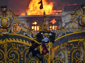 Berkibarnya Bendera Jolly Roger di Gedung DPR Nepal yang Terbakar
