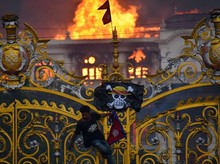 Berkibarnya Bendera Jolly Roger di Gedung DPR Nepal yang Terbakar Berkibarnya Bendera Jolly Roger di Gedung DPR Nepal yang Terbakar