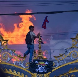 Bendera Jolly Roger Berkibar di Gedung DPR Nepal yang Terbakar