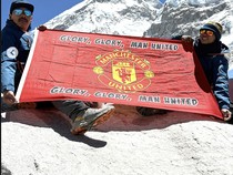 Heboh Bendera Manchester United Berkibar di Puncak... Gunung Everest