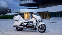 Soal spesifikasi mesinnya, R18 Transcontinental ini dibekali jantung pacu 1.802 cc ini. Di atas kertas menghasilkan tenaga 91 hp pada 4.750 rpm. Berkat karakteristik mesin boxer yang khas, pengendara mengandalkan torsi minimal 149,16 Nm antara 2.000 hingga 4.000 rpm. Torsi yang kuat dan responsif ini memberikan pengalaman berkendara yang menyenangkan untuk jarak jauh—terasa santai, namun tidak pernah membosankan. Foto: Dok. BMW