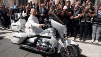 Motor yang sudah memiliki tanda tangan Paus ini akan dilelang oleh Missio Austria melalui Sothebys pada Oktober 2025. Seluruh hasil lelang akan disumbangkan untuk proyek bantuan anak-anak di Madagaskar. Foto: Dok. BMW