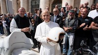 Model motor edisi khusus ini memulai perjalanannya dalam acara “Peace Ride” yang dimulai di Sennfeld, Jerman, dan berakhir di Roma. Motor tersebut kemudian dipersembahkan kepada Paus oleh CEO BMW Motorrad, Markus Flasch. Foto: Dok. BMW