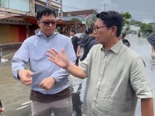 Bupati Adi Arnawa didampingi Plt Kepala Dinas PUPR Kabupaten Badung meninjau penanganan banjir yang terjadi di kawasan Jalan Dewi Sri, Kuta, Rabu (10/9/2025). (Dok Pemkab Badung)