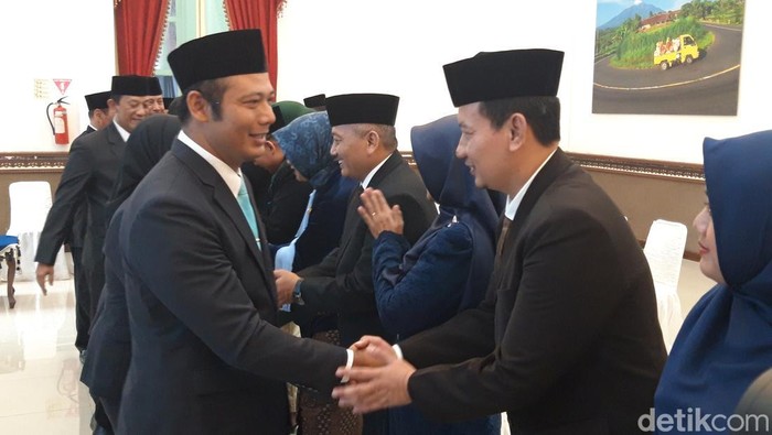 Bupati Boyolali, Agus Irawan (kiri), memberikan ucapan selamat kepada pejabat eselon II yang baru saja dilantiknya, Rabu (10/9/2025).