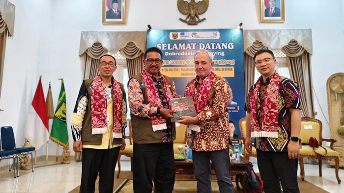 Bupati Sukabumi Asep Japar bersama Bojan Režun dan Zhang Chenggong Dua evaluator UNESCO Global Geopark asal Slovenia dan China