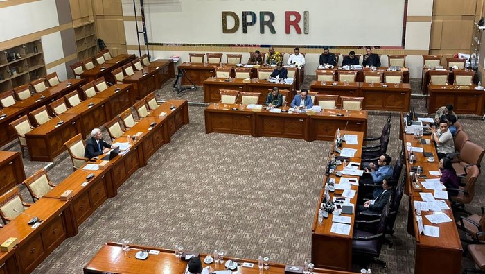 Calon hakim agung Triyono Martanto  saat mengikuti fit and proper test di DPR