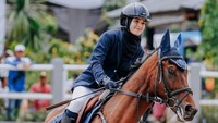 Cut Syifa sudah mengikuti beberapa perlombaan berkuda. Alhamdulillah ada yang juara, ujarnya. (Foto: dok Instagram cutsyifaa)