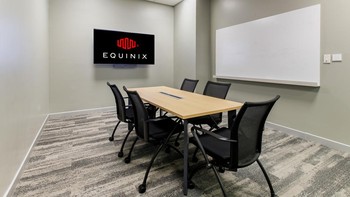 Ruang meeting di JK1. Di Indonesia, klien Equinix antara lain Telin dan Tokopedia. Sementara itu di global, klien Equinix antara lain Zoom dan Netflix. Equinix Indonesia sedang menjajaki kerjasama dengan sejumlah pihak yang ingin mengembangkan solusi AI dan membutuhkan keberadaan data center untuk melatih solusi AI yang akan disiapkan. Foto: Equinix Indonesia