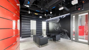 Ruang tamu untuk konsumen di data center JK1. Salah satu fitur unggulan dalam interkoneksi mereka adalah Equinix Fabric. Ini adalah global network services dimana konsumen bisa terhubung dengan semua lokasi Equinix di seluruh dunia untuk membuka infrastruktur baru dalam hitungan menit. Selain itu, mereka juga masih punya layanan interkoneksi Equinix Internet Access dan Equinix Internet Exchange. Foto: Equinix Indonesia