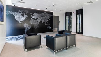 Lobi data center JK1. Equinix sebagai perusahaan global sudah beroperasi sejak 1998. Selama 27 tahun mereka sudah mengembangkan lebih dari 270 data center di 36 negara, termasuk JK1 di Jakarta. Foto: Equinix Indonesia