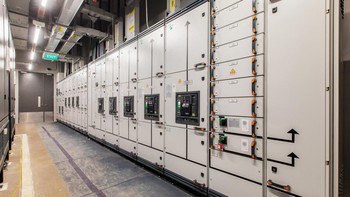 Ruangan baterai di data center JK1. Pembangunan Fase I adalah 2 data hall di 2 lantai, 2,4 megawatt dan 550 kabinet dengan pendingin air cooling untuk kebutuhan beban kerja AI. Dalam rancangan pengembangannya, mereka akan memakai teknologi liquid cooling yang lebih canggih untuk kebutuhan AI. Foto: Equinix Indonesia