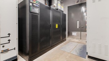 Unit UPS (Uninterruptible Power Supply) di gedung JK1. JK1 memiliki reliabilitas tinggi dengan up time mencapai 99,9999%. Foto: Equinix Indonesia