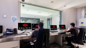 JK1 dioperasikan oleh 20 orang sejak diresmikan bulan Mei 2025.  Dalam kapasitas penuh di masa depan, data center JK1 akan butuh sampai 50 orang untuk operasional. Equinix Indonesia berharap ke depan mereka bisa bekerja sama dengan universitas untuk sama-sama menyiapkan talenta digital data center. Foto: Equinix Indonesia